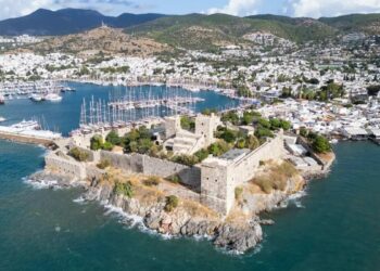 Gece ve gündüz farklı güzellikte olan Bodrum Kalesi, dronla görüntülendi