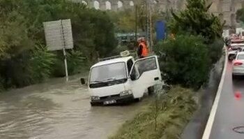 Eyüpsultan'da kamyonet yağış nedeniyle taşan rögara düştü