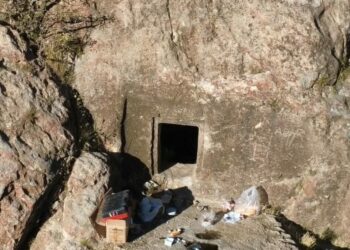 Van’da kaya mezarında kaçak kazı yapan 5 şüpheli suçüstü yakalandı