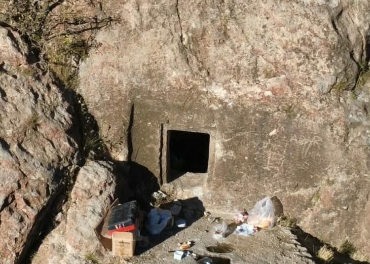 Van’da kaya mezarında kaçak kazı yapan 5 şüpheli suçüstü yakalandı