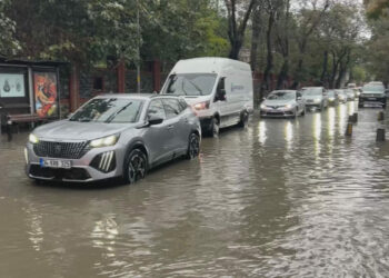 Sarıyer’de araçlar göle dönen yolda güçlükle ilerledi