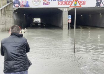 Sultangazi'de alt geçidi su bastı; otomobil mahsur kaldı - 1