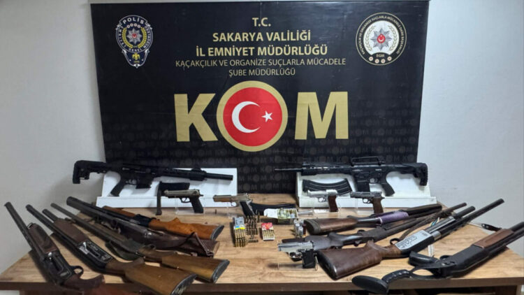 Sakarya’da ruhsatsız silah ve kaçak ürün operasyonu