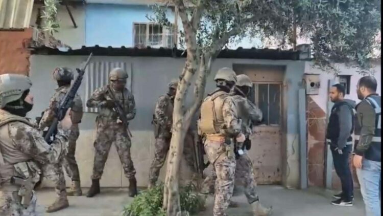 İzmir merkezli FETÖ operasyonu: 21 gözaltı