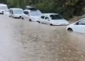 Beykoz’da sağanak nedeniyle yollar göle döndü; araçlar yolda kaldı