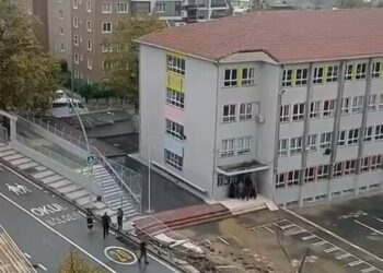 Sultangazi'de okulun istinat duvarı çöktü