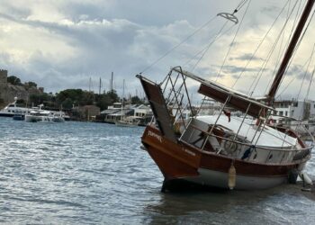 Bodrum’da yelkenli tekne karaya oturdu