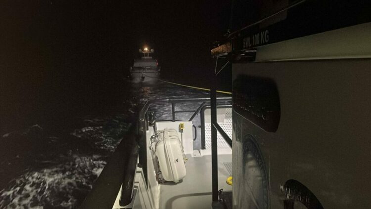 Çanakkale'de sürüklenen tekne, yedeklenip limana yanaştırıldı