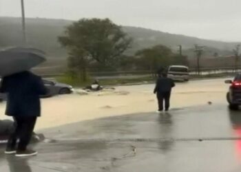 Bahçeşehir'de yağmur suyuna kapılan motosikletliyi çevredekiler kurtardı