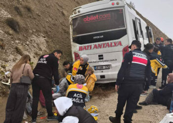 Yolcu midibüsü şarampole düştü: 9 yaralı
