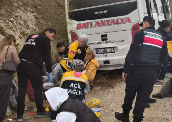 Yolcu midibüsü şarampole düştü: 9 yaralı