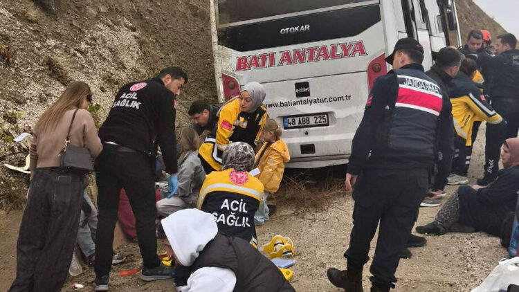 Yolcu midibüsü şarampole düştü: 9 yaralı