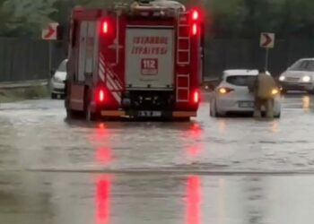 Beykoz'da göle dönen yolda mahsur kalan otomobili itfaiye eri iterek kurtardı