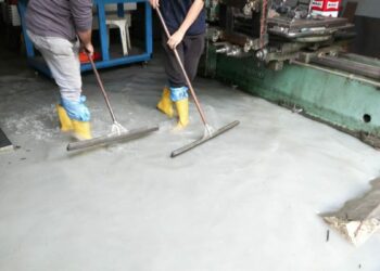 Esenyurt'ta sanayi sitesinde iş yerlerini su bastı