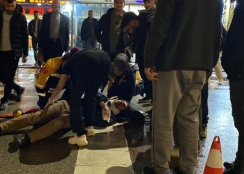 Bursa'da motosiklet yaya çarptı: 2 yaralı