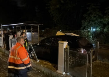 Tramvay durağına dalan otomobilin sürücüsü yaralandı