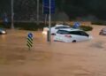 Beykoz’da sağanakla birlikte göle dönen yollarda, araçlarında mahsur kaldılar