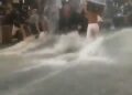 Fatih’te su baskınıyla mücadele eden esnaf akıntıya kapılmaktan son anda kurtuldu