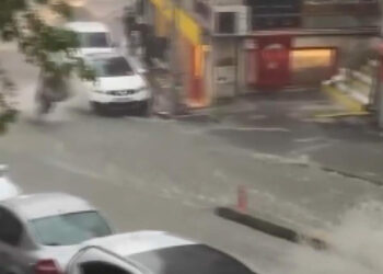 Şişli'de sel sularına kapılan kadın son anda kurtarıldı