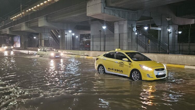 Adana'da sağanak; yollar göle döndü