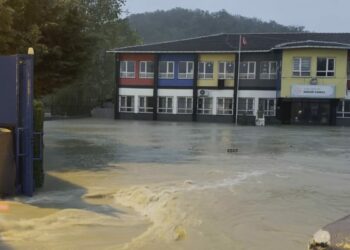 Arnavutköy'de yağış nedeniyle Alibey Deresi yola taştı; sular okul bahçesine doldu / Havadan gündüz görüntüsü