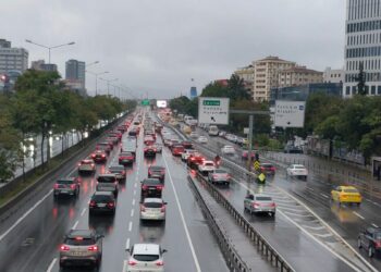 Kadıköy'de sağanak sonrası trafik yoğunluğu -1