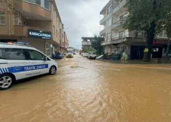 Sakarya’da sağanak; yollar ve sokaklar suyla kaplandı