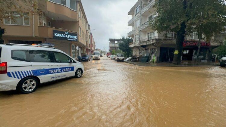 Sakarya’da sağanak; yollar ve sokaklar suyla kaplandı