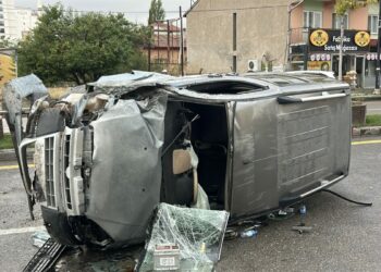 Sivas'ta hafif ticari araç devrildi: 4 yaralı