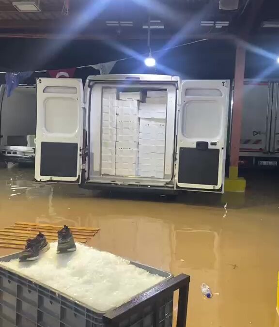 Kocaeli’de sağanak nedeniyle ev ve iş yerlerini su bastı