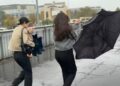 Avcılar’da sağanak ve fırtınada şemsiyelerini kullanmakta zorlandılar