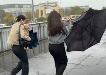 Avcılar’da sağanak ve fırtınada şemsiyelerini kullanmakta zorlandılar