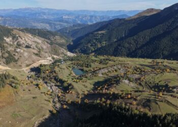 Artvin'in 'Sakin Şehir' ünvanlı ilçesi Şavşat'ta sonbahar güzelliği