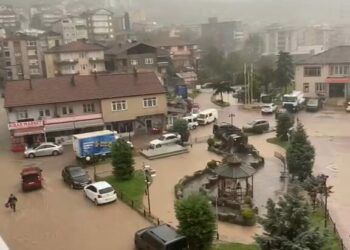 Zonguldak’ta cadde ve sokaklar göle döndü