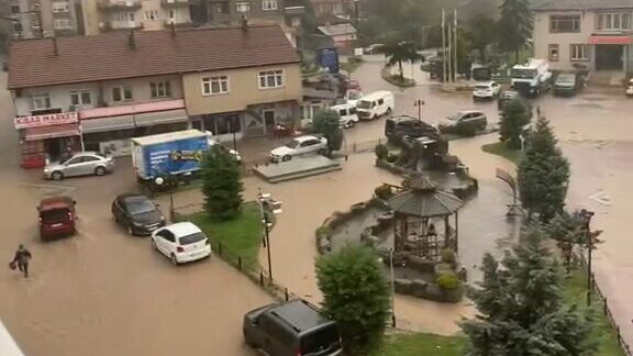 Zonguldak’ta cadde ve sokaklar göle döndü