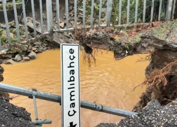 Beykoz’da sağanak sonrası köprünün yan duvarları çöktü; yol trafiğe kapatıldı