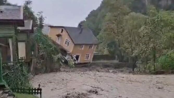 Sakarya'da sağanak; dere kenarındaki villa yıkıldı
