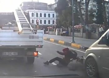 Minibüsün elektrikli bisikletteki 2 öğrenciye çarptığı anlar kamerada