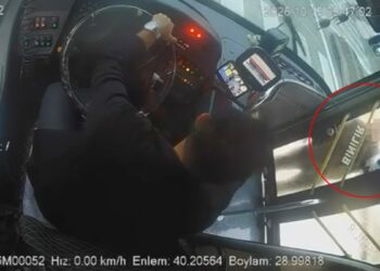 Sürücüyle tartışan yaya, özel halk otobüsünün camını yumrukla kırdı