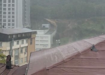 Sarıyer'de evin çatısını basan selin gelişi kamerada