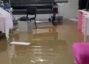 Kocaeli'de sağanak nedeniyle ev ve iş yerlerini su bastı