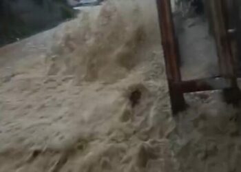Beykoz’da sağanak sonrası caddeyi su bastı