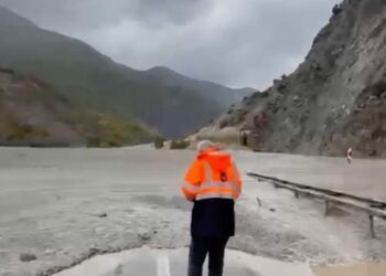 Erzincan’da sağanak sele neden oldu; Erzurum kara yolu tek yönlü ulaşıma kapatıldı