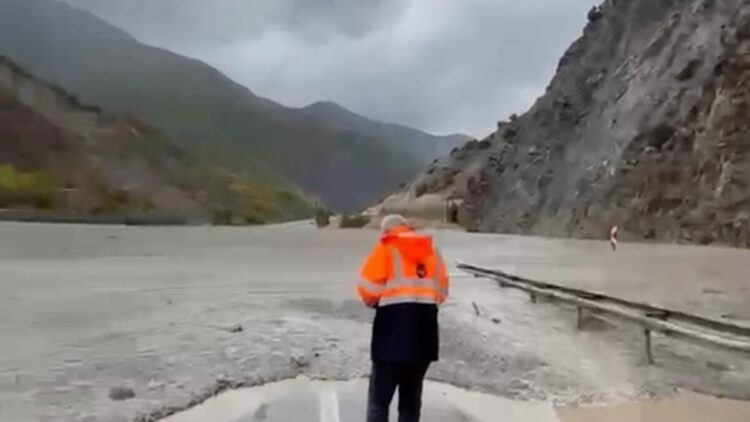 Erzincan’da sağanak sele neden oldu; Erzurum kara yolu tek yönlü ulaşıma kapatıldı