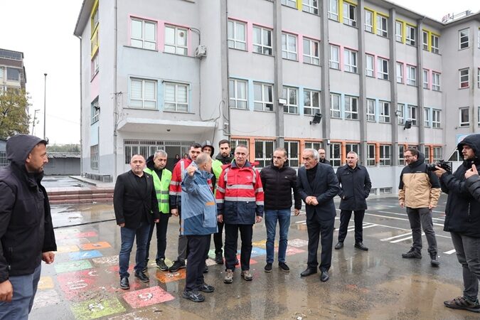 Sultangazi’de ekiplerin yağış mesaisi