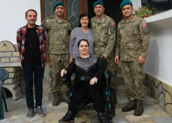 Mehmetçik'ten Kosova’da özel gereksinimli bireye akülü tekerlekli sandalye