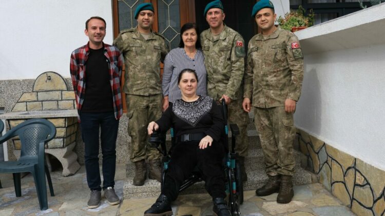 Mehmetçik'ten Kosova’da özel gereksinimli bireye akülü tekerlekli sandalye
