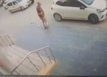 Hafif ticari aracın yayaya çarptığı kaza kamerada