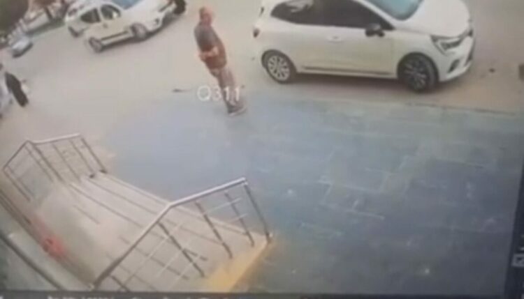 Hafif ticari aracın yayaya çarptığı kaza kamerada