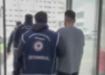 Fatih’te göçmen kaçakçılığı ve resmi belgede sahtecilik operasyonu: 2 tutuklama
